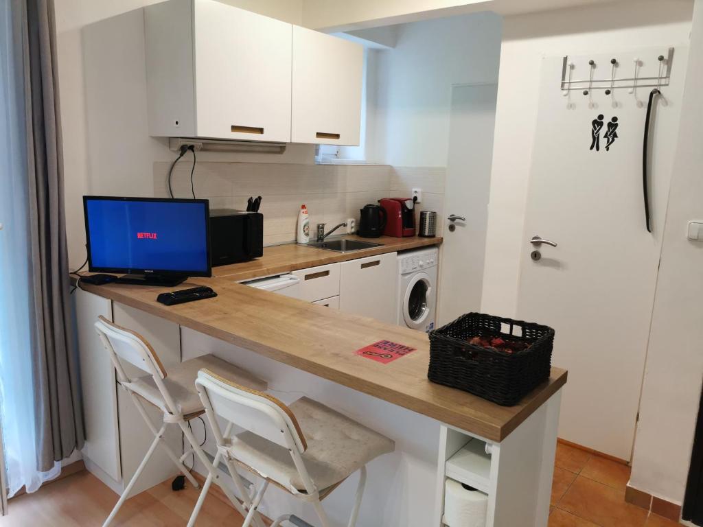 - une cuisine avec un bureau et un ordinateur dans l'établissement City Lights Apartment with Terrace - 24 Hours Check in, à Bratislava