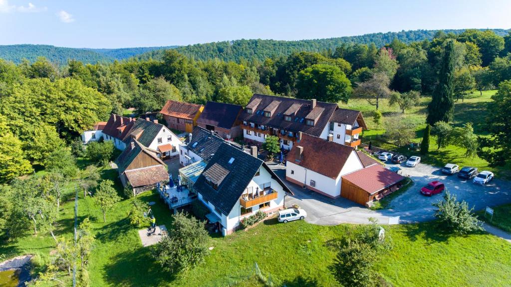 una vista aérea de una casa grande con patio en Hotel Landgasthof Oberschnorrhof, en Dammbach