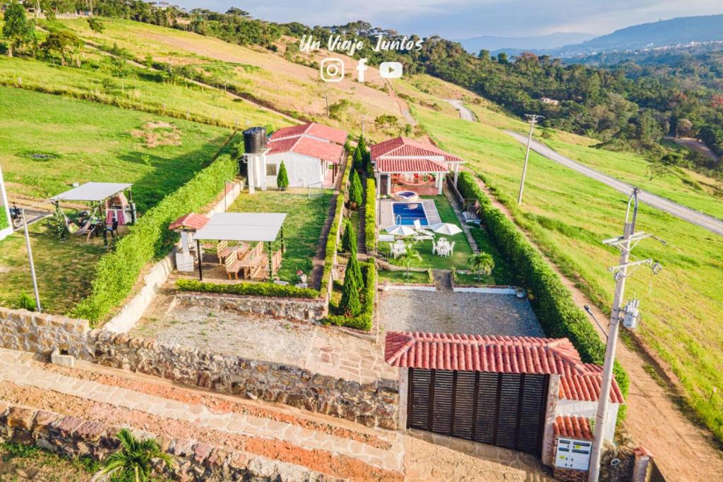una vista aérea de una casa en una colina en Villa San Gabriel en Socorro