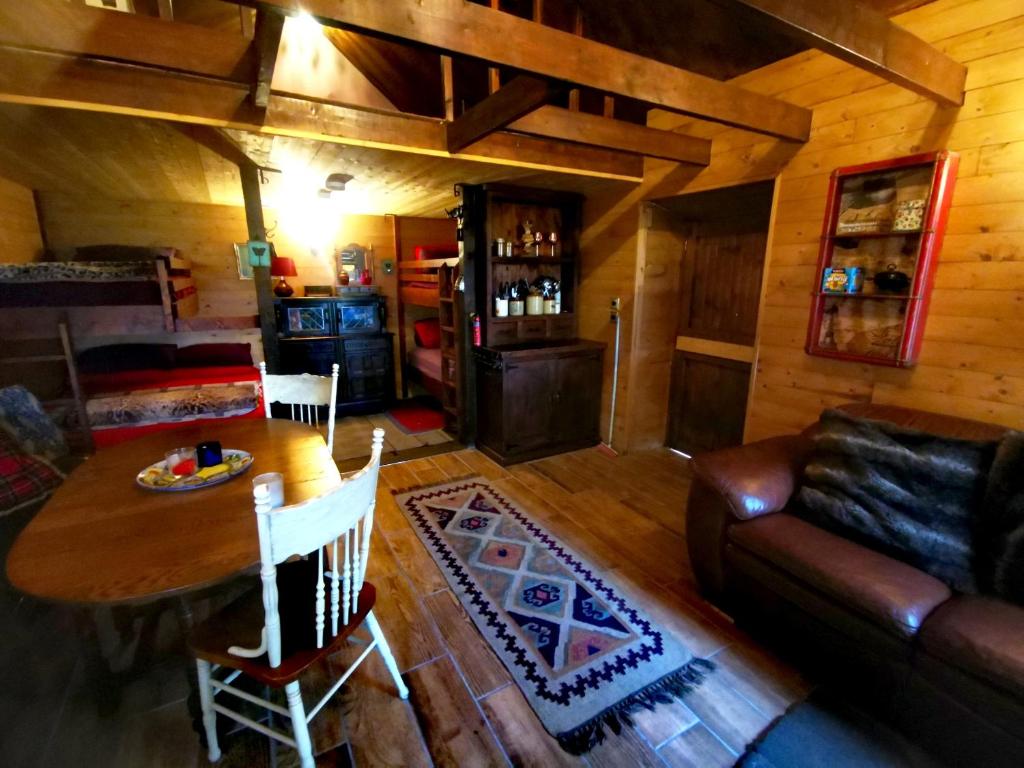 Posezení v ubytování The Bothy
