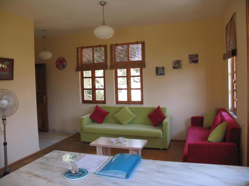 A seating area at Pasha Apart Hotel