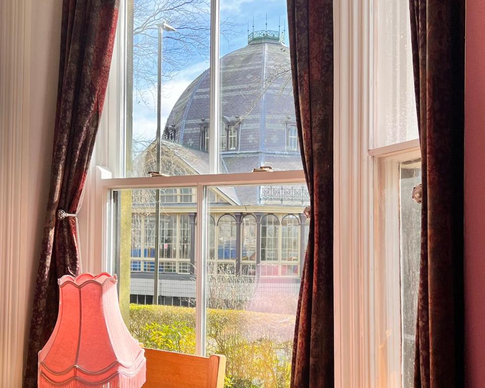 una finestra con vista su un edificio di Pavilion View a Buxton