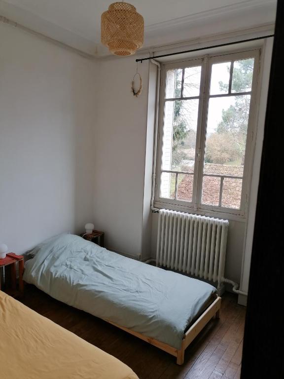 Łóżko lub łóżka w pokoju w obiekcie Appartement indépendant dans grande maison