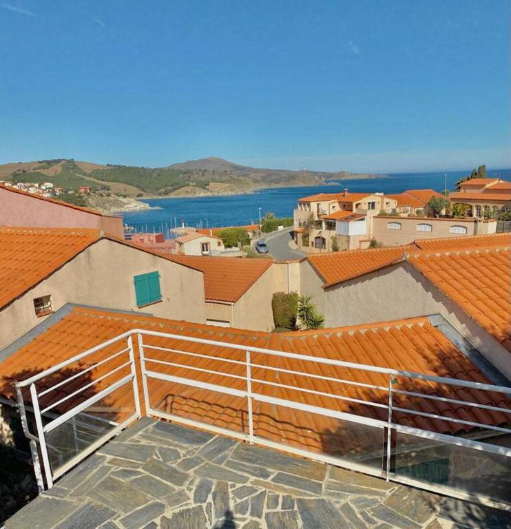 - une vue sur les toits des bâtiments et l'océan dans l'établissement 