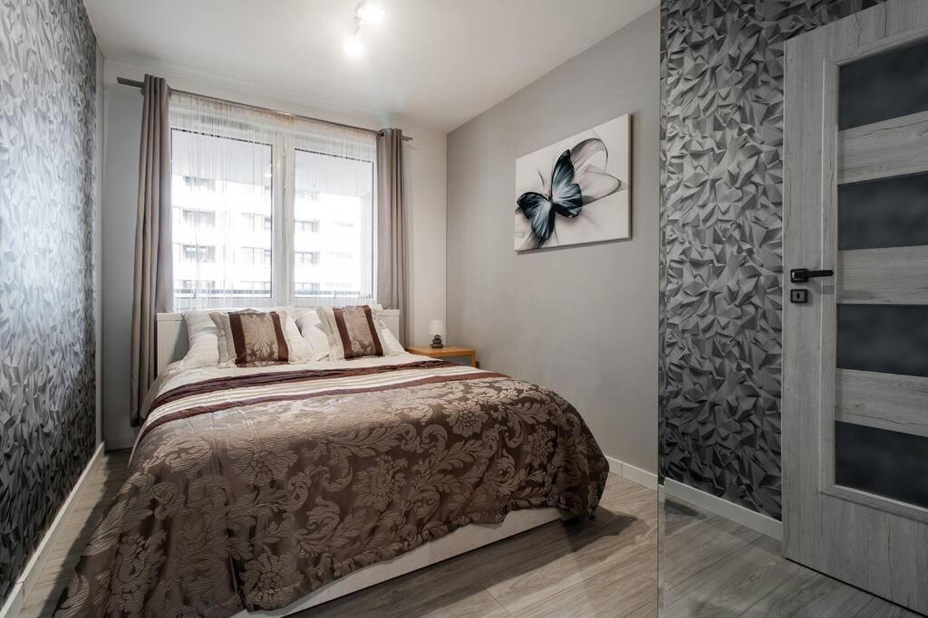 Un pat sau paturi într-o cameră la Apartment Butterfly 50m2 2 rooms Downtown