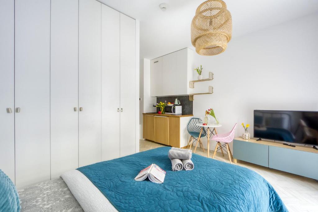 Posteľ alebo postele v izbe v ubytovaní Studio Centrum Pawia Deluxe- w studiu wentylator-fan