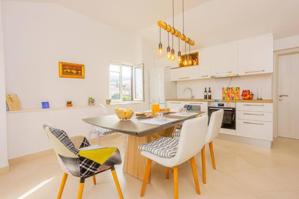 eine Küche mit einem Tisch und Stühlen im Zimmer in der Unterkunft Apartment Oskar in Supetar