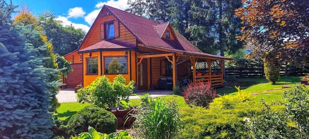 una cabaña en medio de un jardín en Domek u Hołąbków, en Ustrzyki Dolne