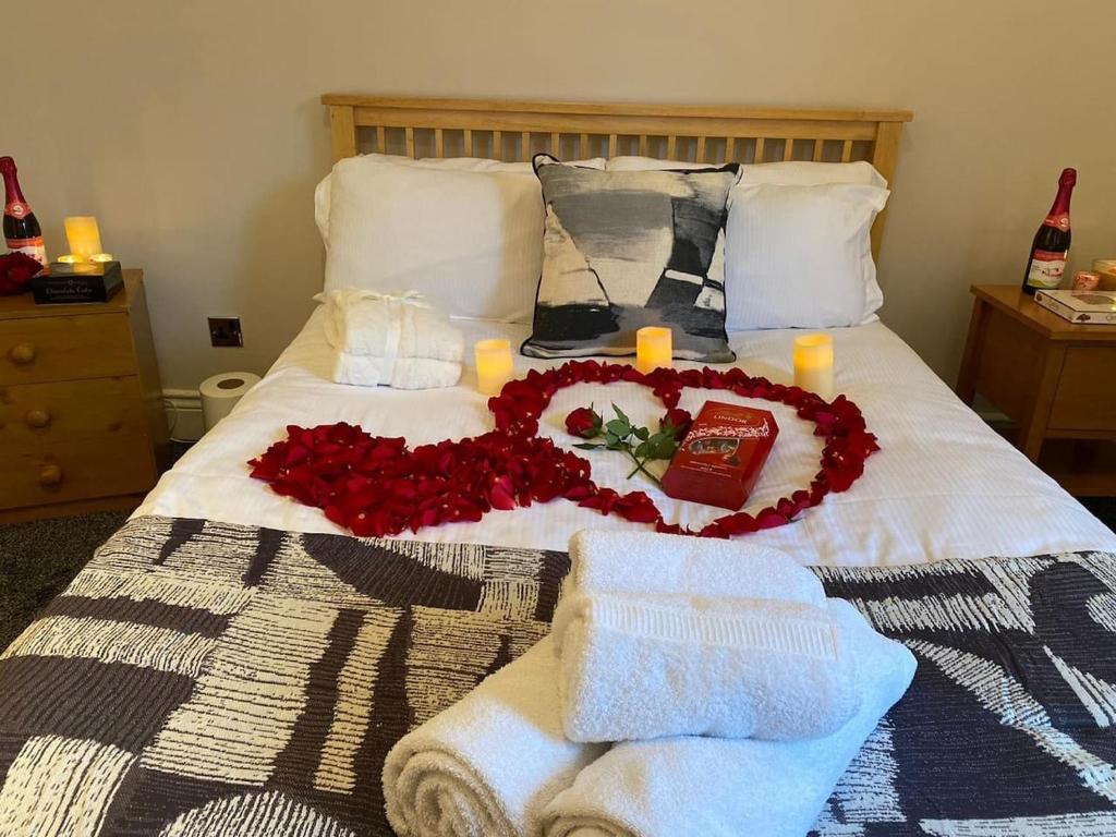 1 dormitorio con 1 cama con flores y velas en Washington's Hidden Gem Amethyst 3 Bedroom House s, en Washington