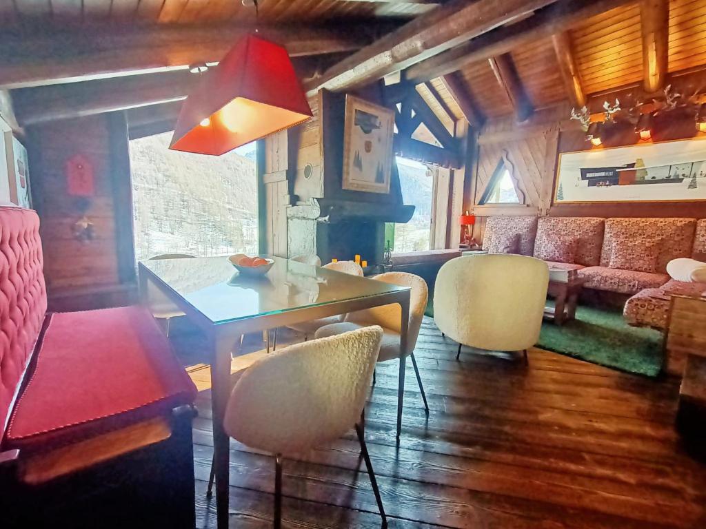 a dining room with a table and some chairs at Baita LE SERE in Sestriere