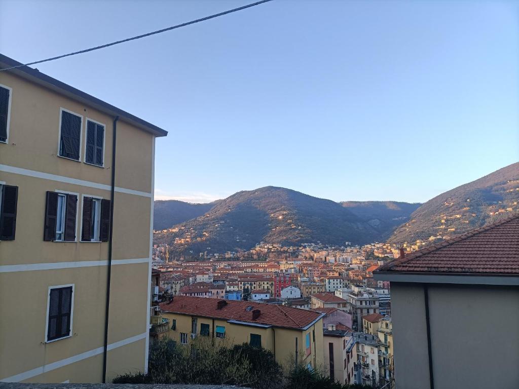 Vista generica sulle montagne o vista sulle montagne dall'interno dell'appartamento