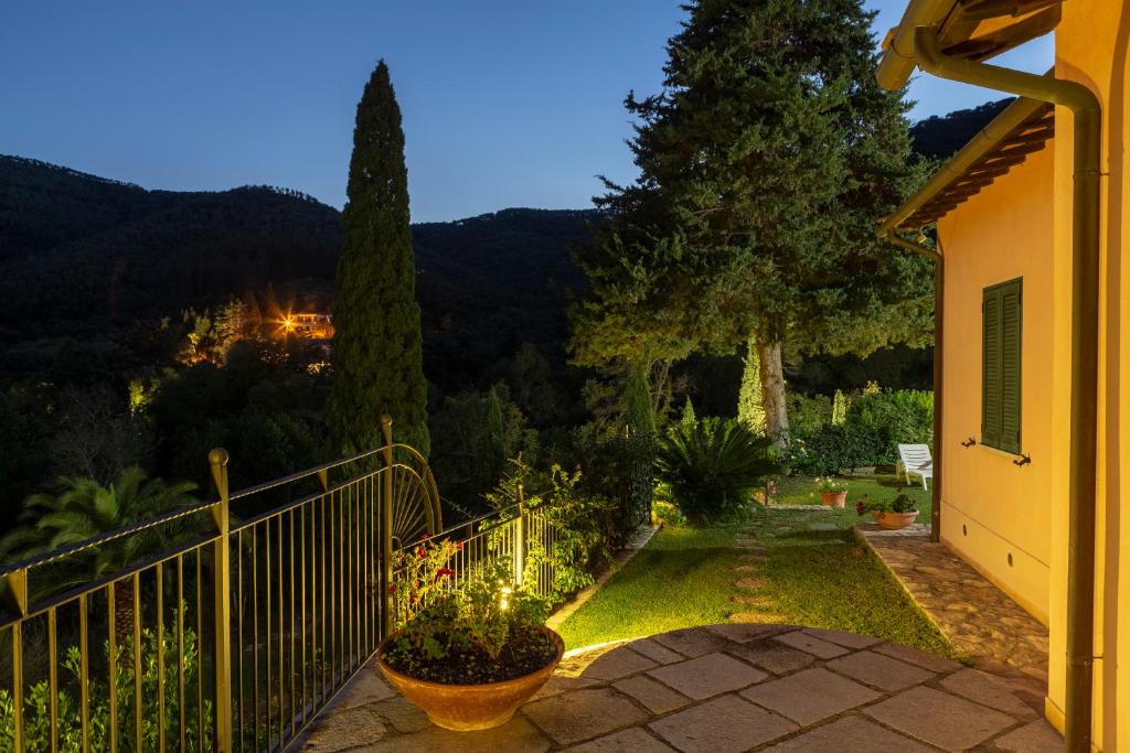 a view of a garden at night at Villetta San Martino in Portoferraio