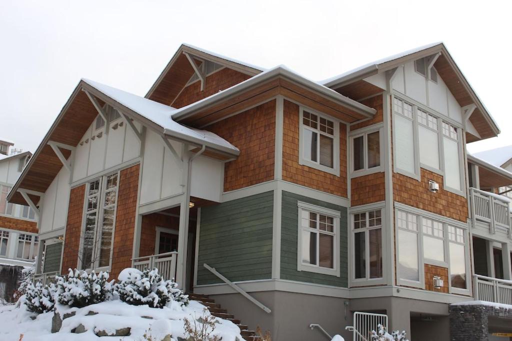 Gallery image of 2 bdrm Ski In/Out Condo, Private Hot Tub, BBQ and Heated Garage in Sun Peaks