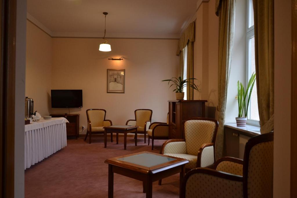 Televízia a/alebo spoločenská miestnosť v ubytovaní Hotel Łazienkowski