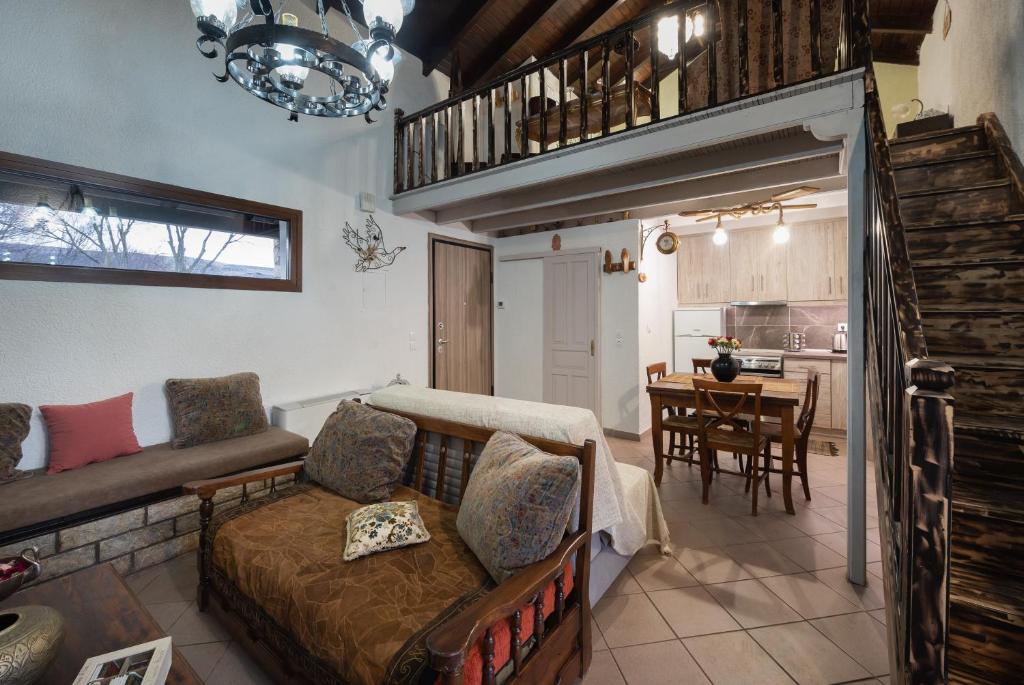 ein Wohnzimmer mit einem Sofa und einem Tisch in der Unterkunft Chalet Renata 1 Livadi Arachovas in Kalívia