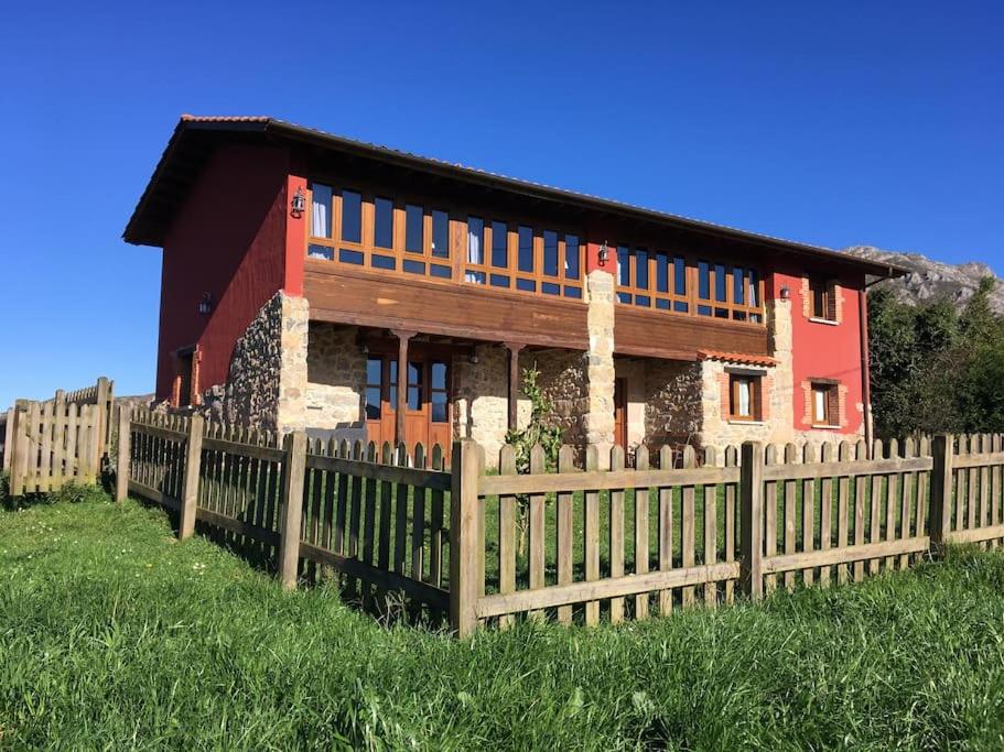 una valla de madera frente a una casa en LA LLANADA, en Cangas de Onís