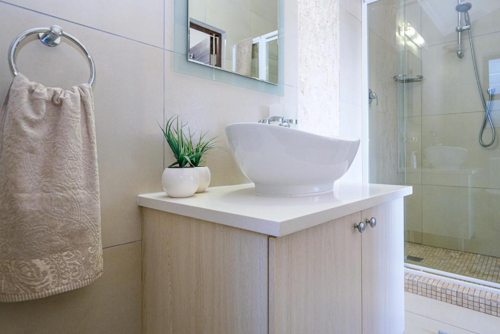 Waterside Holiday House - Image 32