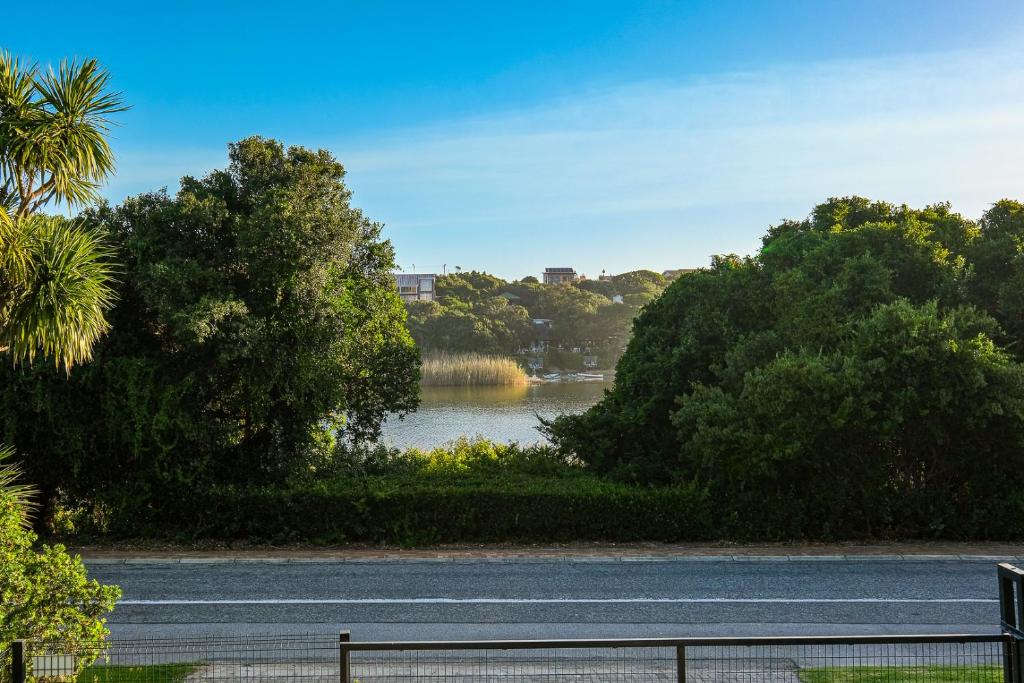 Waterside Holiday House - Image 36