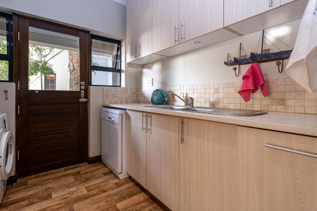 Waterside Holiday House - Image 28