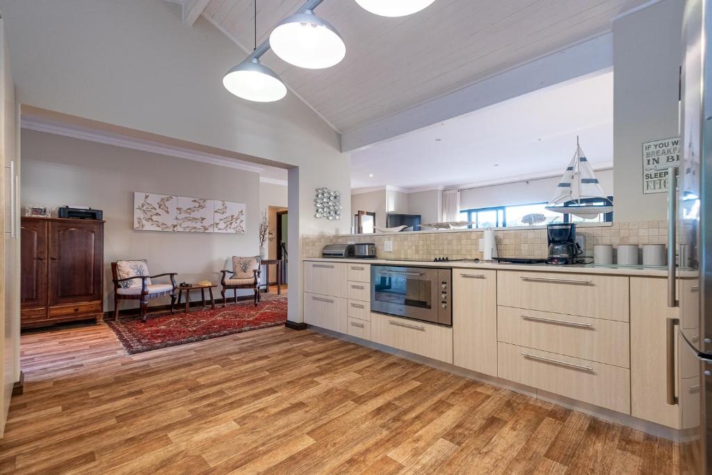 Waterside Holiday House - Image 22