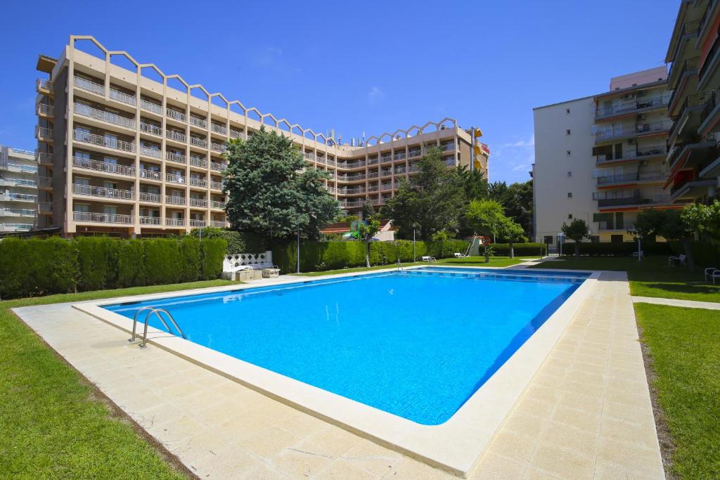 uma grande piscina em frente a um edifício em ALOHA Planet Costa Dorada em Salou