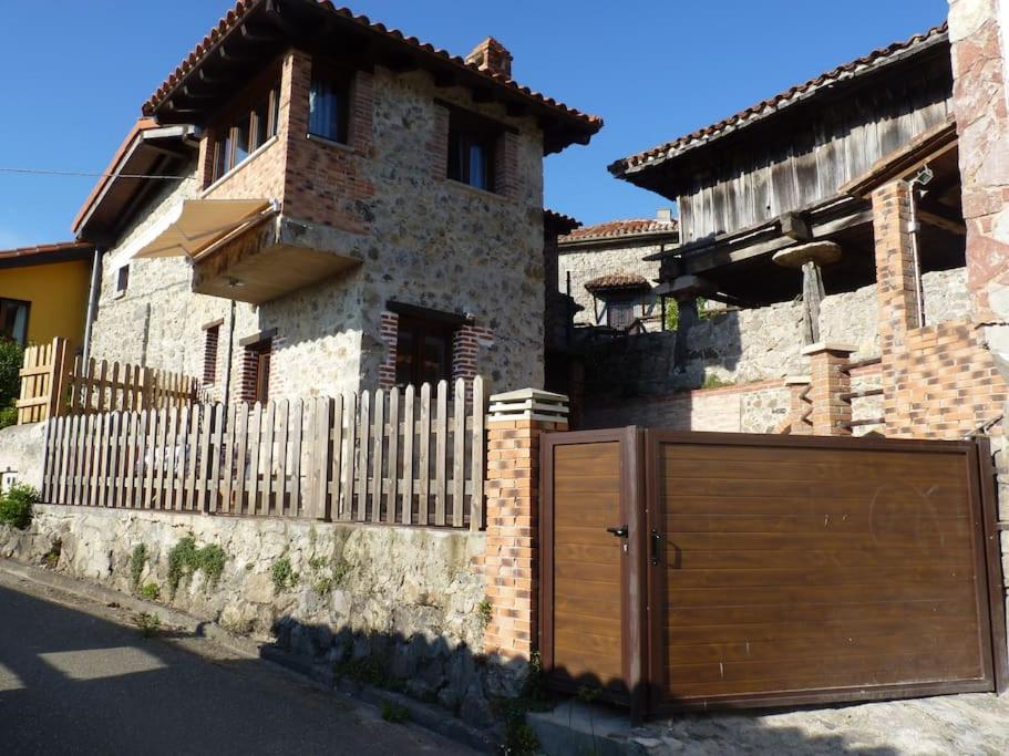 a wooden gate in front of a house at Vivienda Vacacional La Cantera in Cangas de Onís