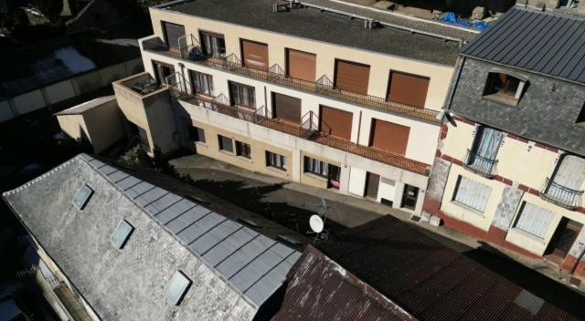 une vue sur un bâtiment et les toits dans l'établissement Residence Lafayette, à La Bourboule