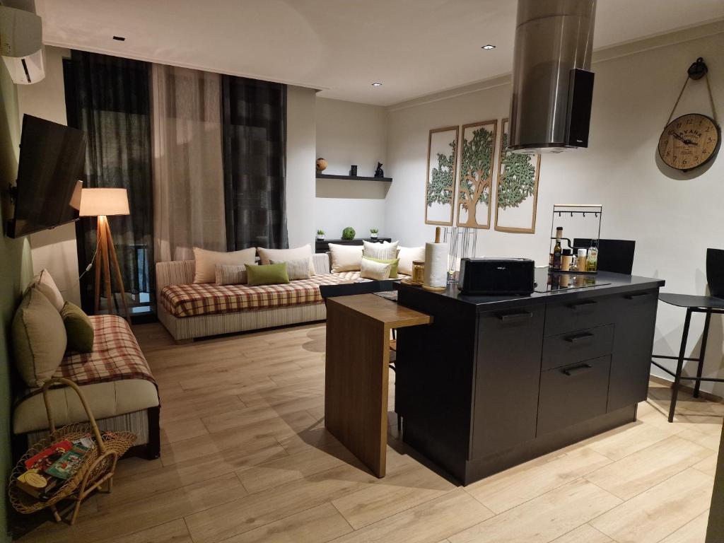 un soggiorno con cucina e un divano di Captivating 2-Bed Apartment in Tunis a Tunisi