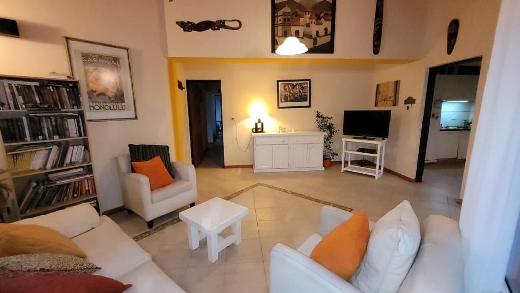 TV a/nebo společenská místnost v ubytování El Patio del Aromo