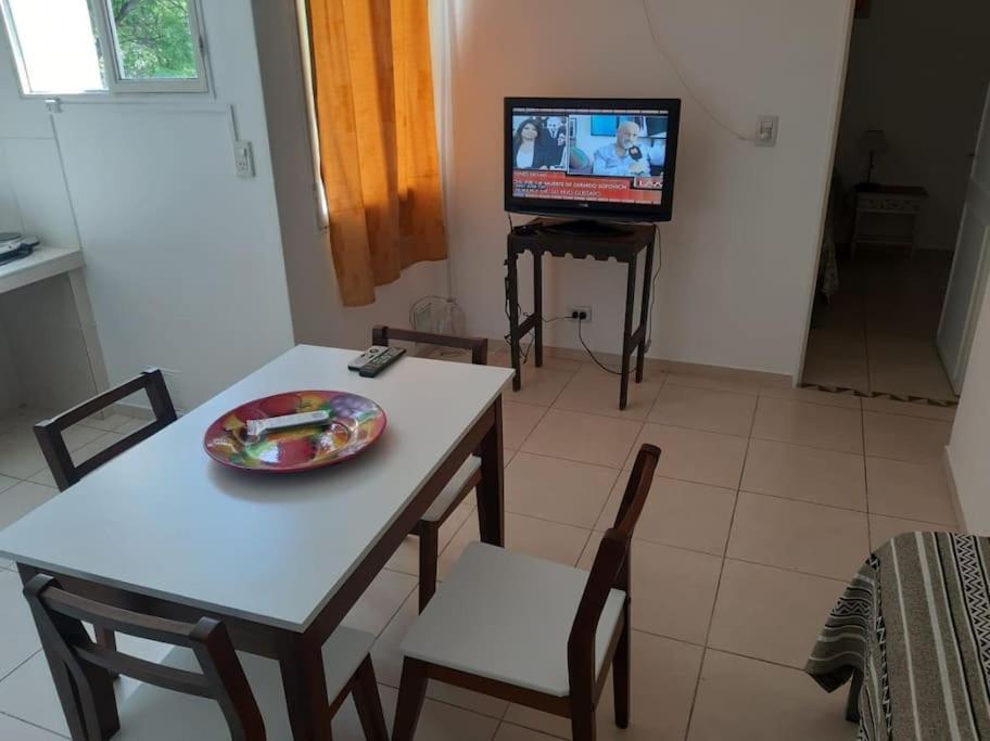 sala de estar con mesa y TV en Departamento Mendoza Olascoaga 2 en Mendoza