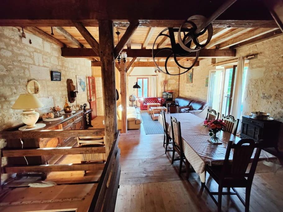 Część wypoczynkowa w obiekcie Chambres en maison d'hôtes Le Moulin d'Annepont