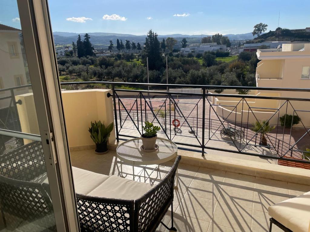 einen Balkon mit einem Tisch und Stühlen sowie Aussicht in der Unterkunft Polis Mountain and Sea view apartment in Polis Chrysochous
