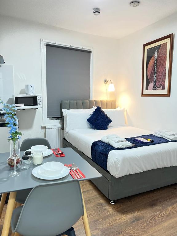 *Studio Flat in EALING BROADWAY*, Ealing (updated prices 2024)