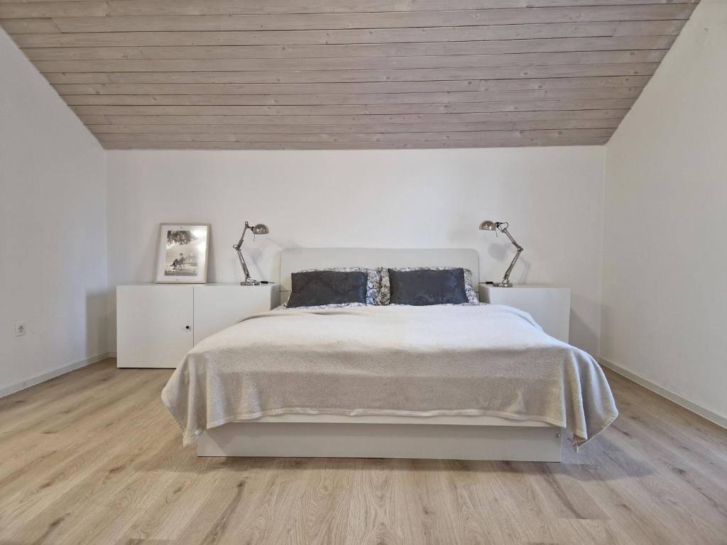 En eller flere senge i et værelse på Apartments Bassanese