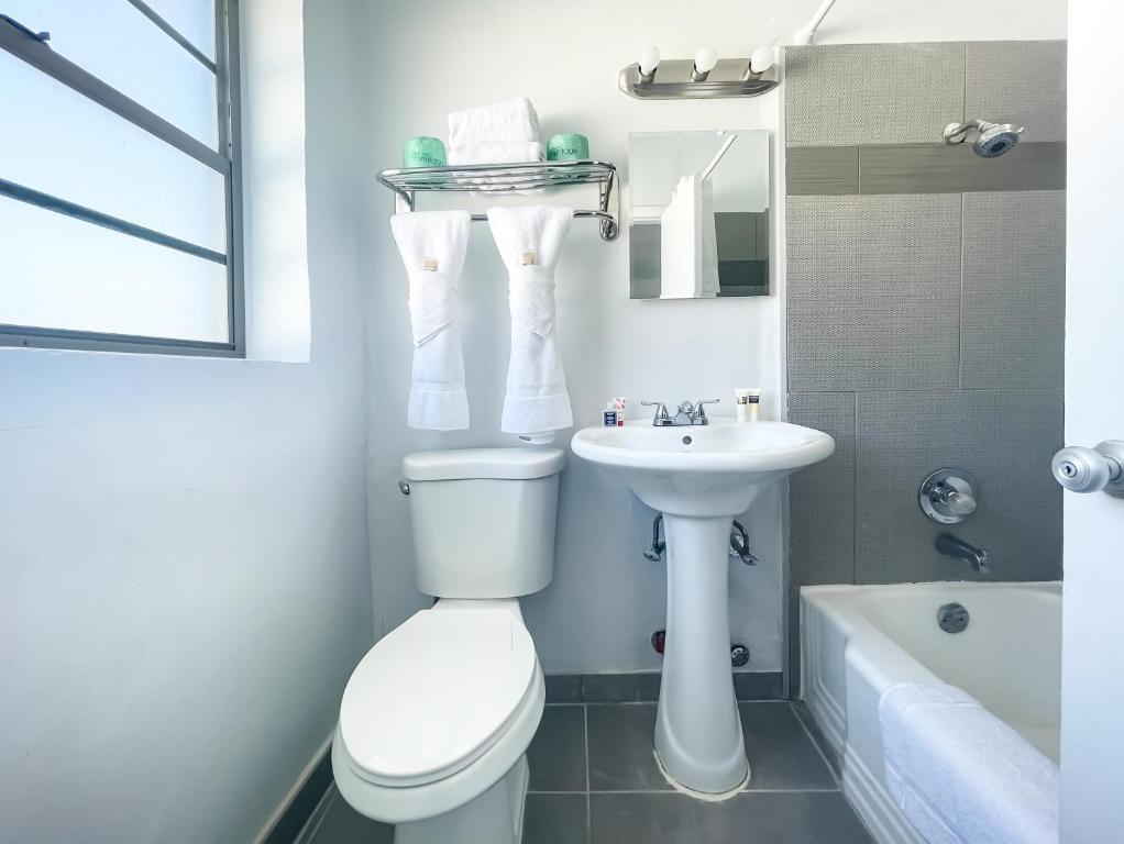 Hollywood Beach Hotels - Superior Poolside King