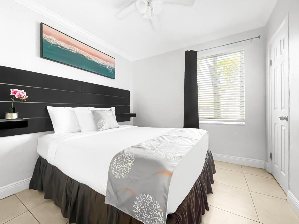 Hollywood Beach Hotels - Deluxe Oceanside Queen