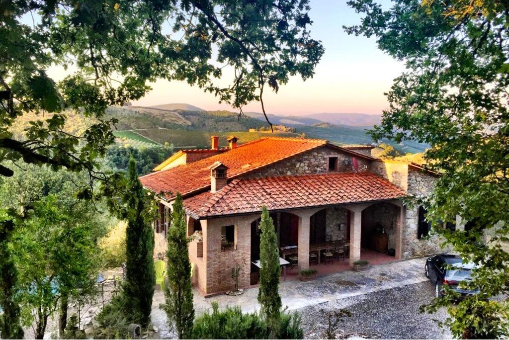 uma casa no meio de uma montanha com árvores em Cas'al Verde em Fonterutoli