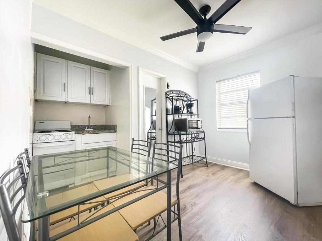 Hollywood Beach Hotels - Deluxe Oceanfront 2 Queens