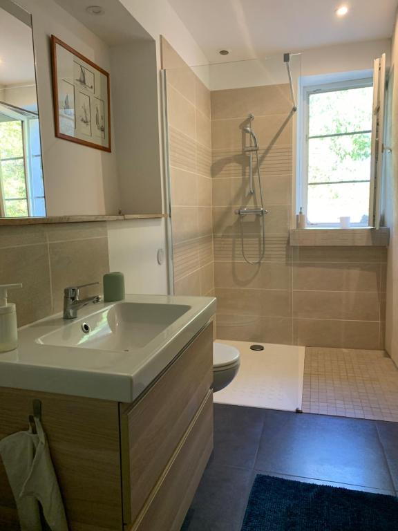 Łazienka w obiekcie Loumaset-agréable petite maison-garrigues de Nîmes