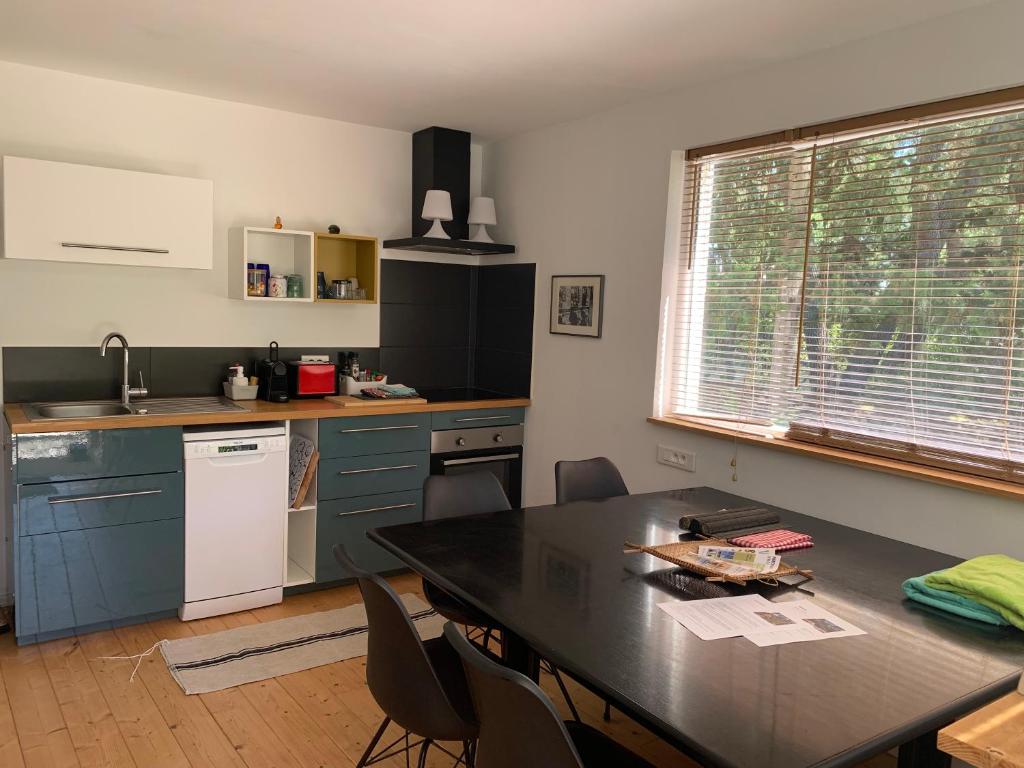 kuchnia ze stołem z krzesłami i blatem w obiekcie Loumaset-agréable petite maison-garrigues de Nîmes w mieście Nîmes