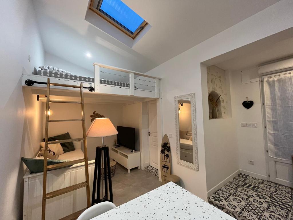 Habitación pequeña con litera y escritorio. en Studio cosy à 15 min de Bordeaux, en Saint-Sulpice-et-Cameyrac