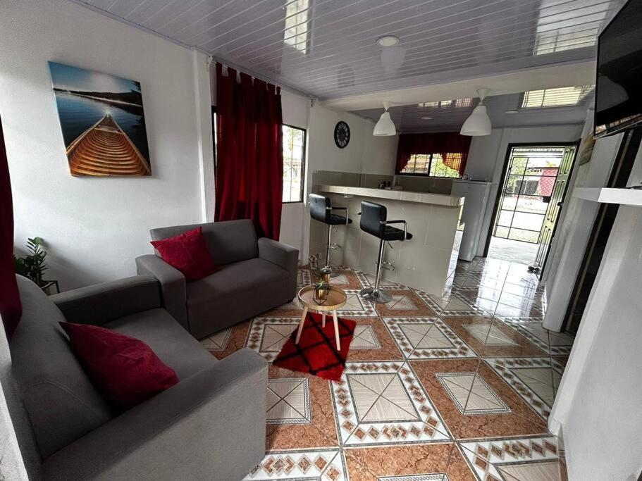 ein Wohnzimmer mit einem Sofa und einem Tisch in der Unterkunft Casita de Campo in Sardinal