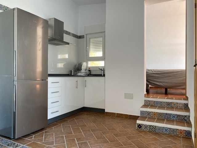 Kuchyňa alebo kuchynka v ubytovaní Casita para 2 personas piscina privada playa