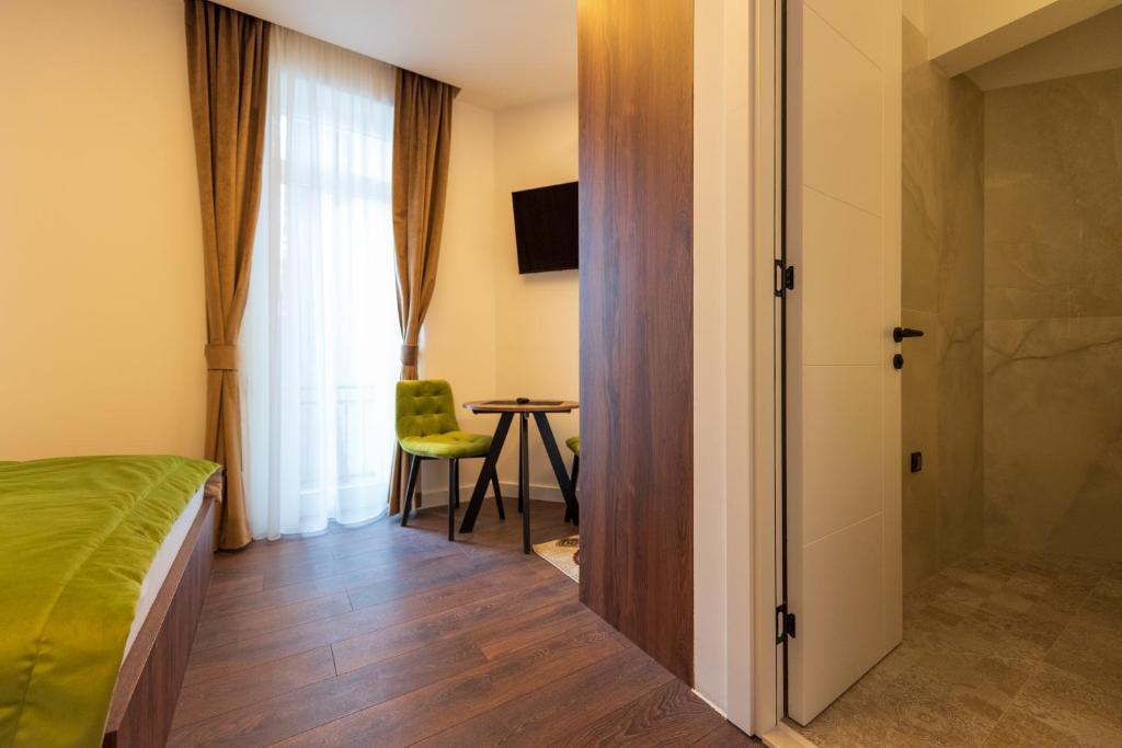 Postel nebo postele na pokoji v ubytování Apartments EMERALD Free Garage Parking