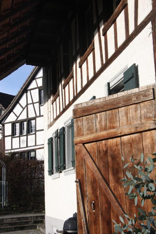 una puerta de madera a una casa con un edificio en Bed & Breakfast Gaetzi en Windlach