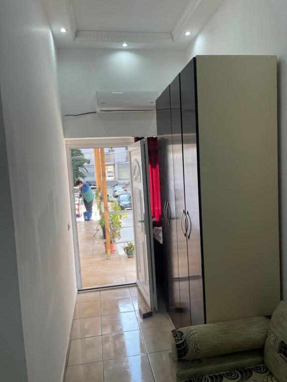 uma vista para um quarto com uma porta de vidro deslizante em Berti’s apartaments em Durrës