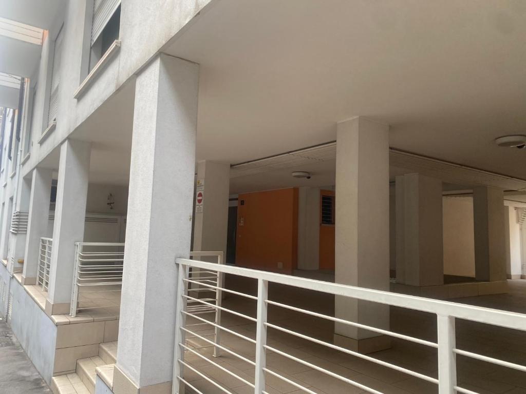 un couloir vide d'un bâtiment avec rampe dans l'établissement La casa di Giacomo con parcheggio, à Trieste