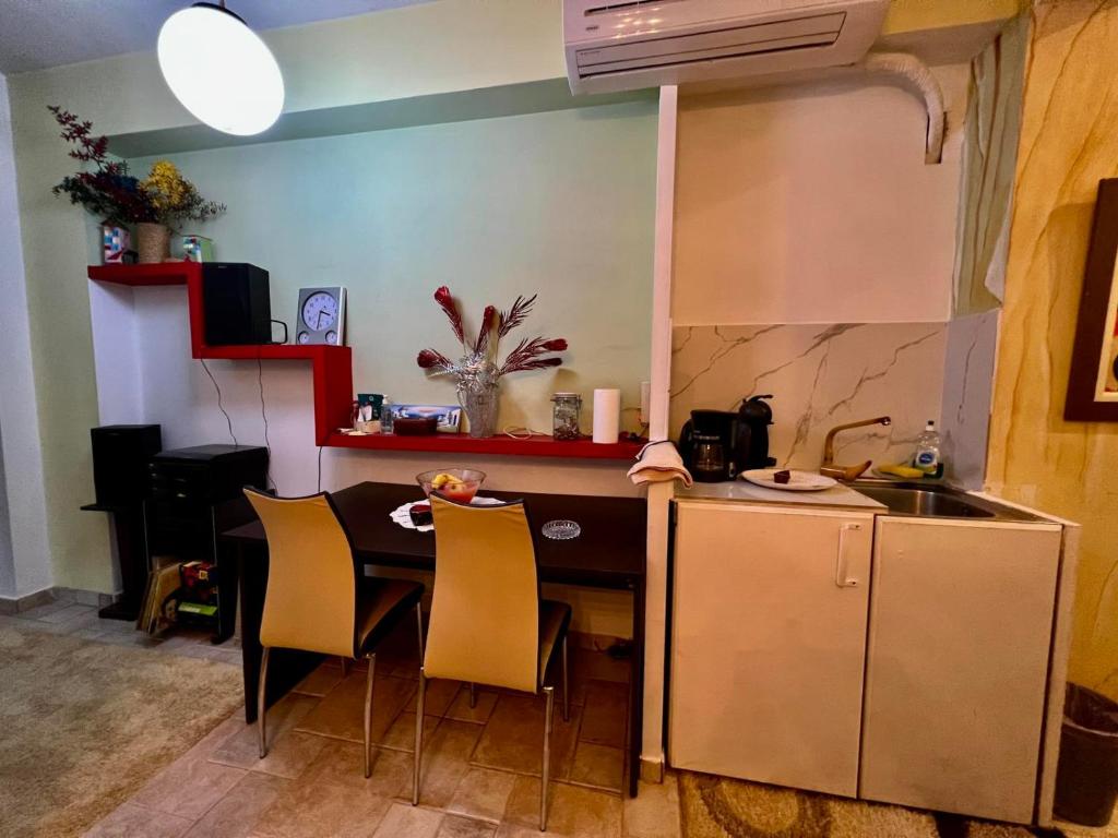 Kuchnia lub aneks kuchenny w obiekcie Όμορφο Κατάλυμα στην Άνω Πόλη Πάτρας