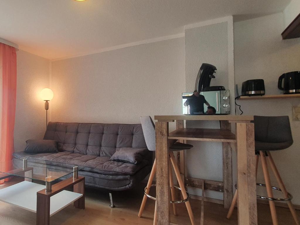 a living room with a couch and a table at Miniferienwohnung am Wiesenweg in Bad Elster