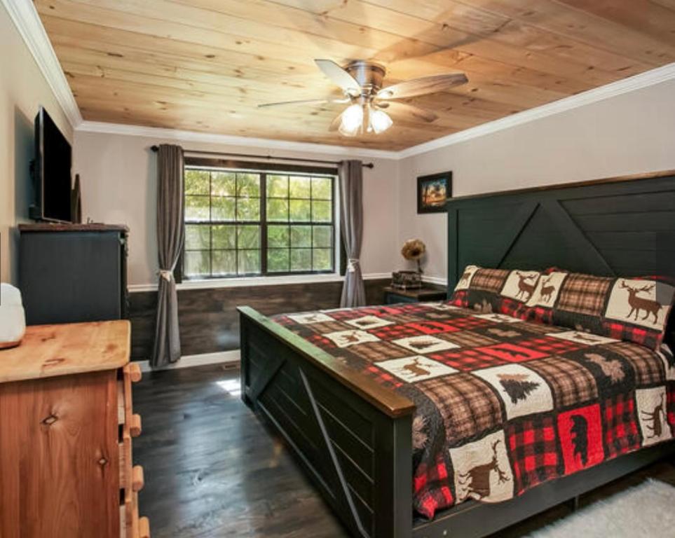 a bedroom with a bed and a ceiling fan at Dollys Retreat in Pigeon Forge
